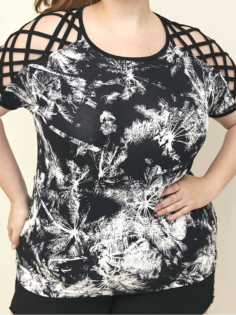 Torrid 2X(18-2) Black & White Lattice-Shoulder Graphic Tee